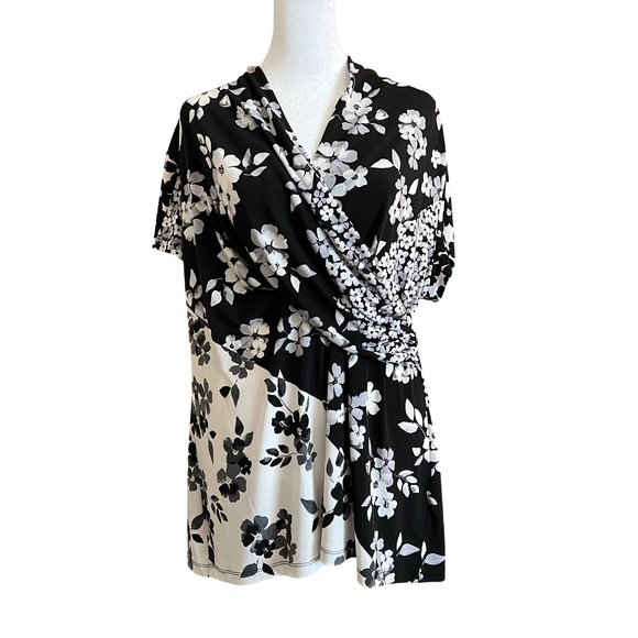Beautiful Women’s DKNY black & white floral short sleeve blouse size XXL - Picture 1 of 6